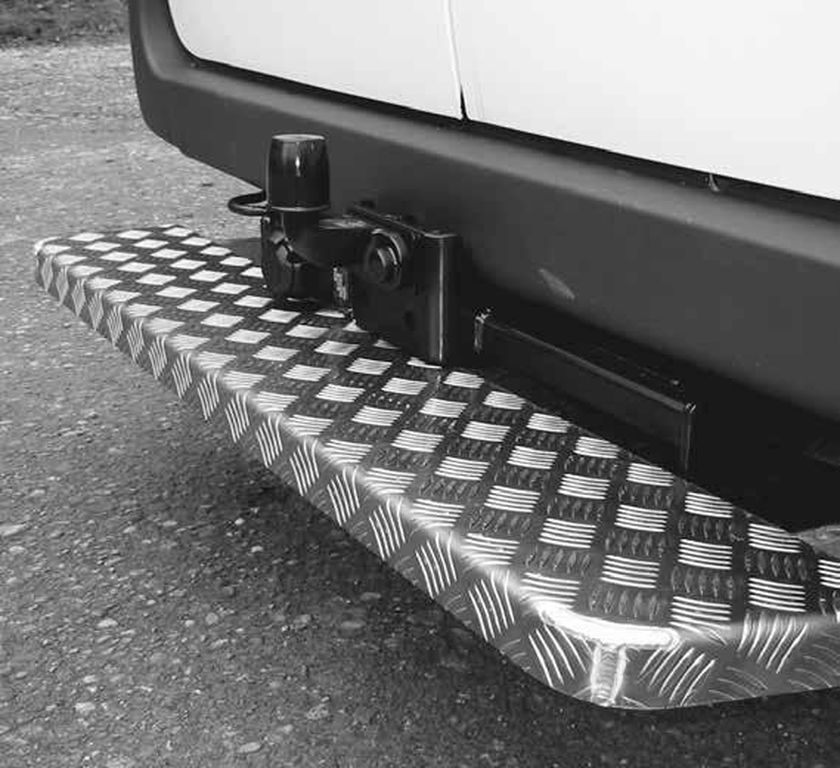 [008000525] Marchepied arrière avec tôle striée en aluminium